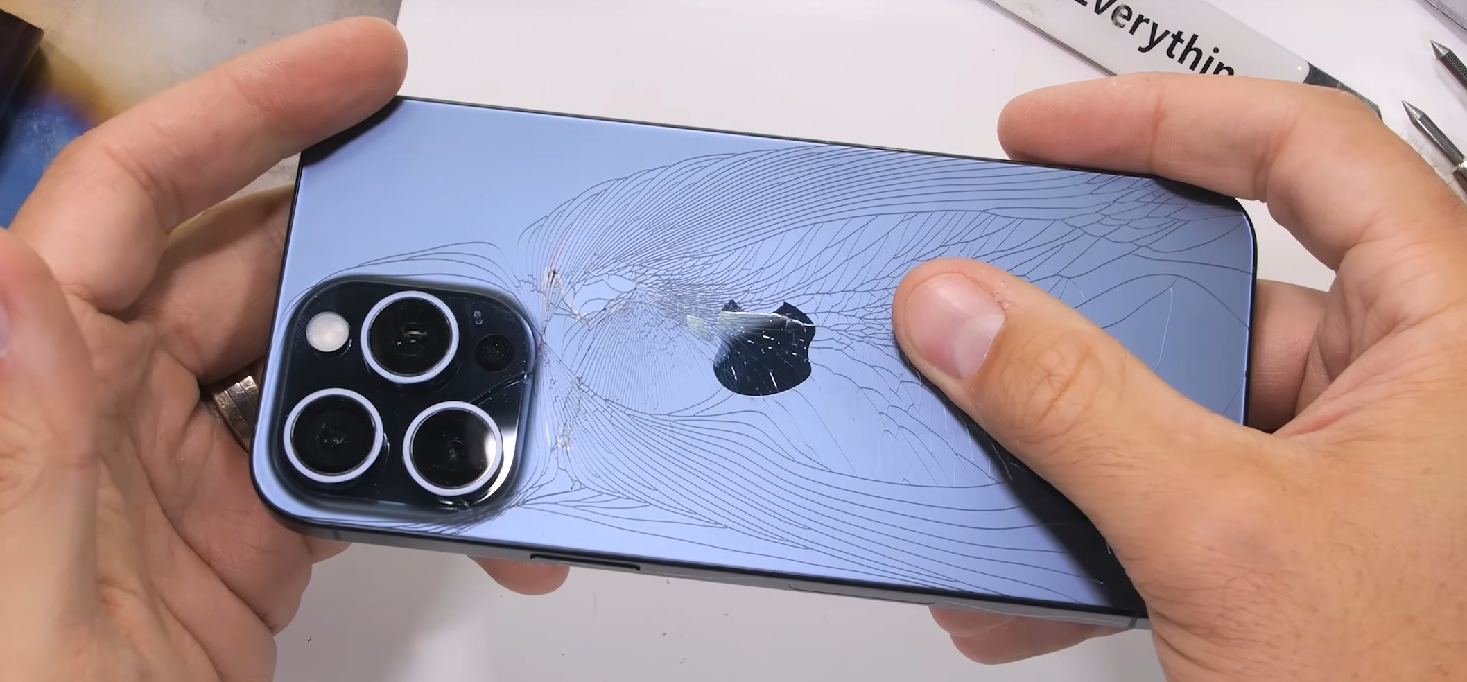 La coque en verre de l’iPhone 15 Pro et Pro Max serait particulièrement fragile. © JerryRigEverything