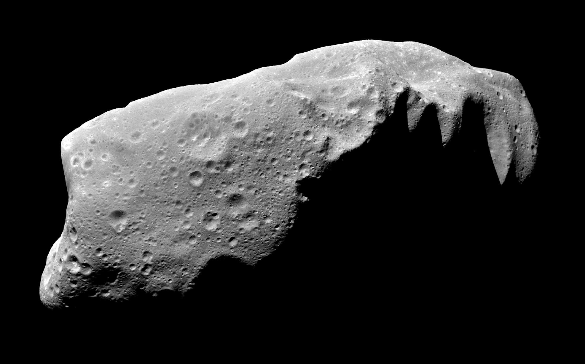 L'astéroïde 243 Ida tel qu'il a été photographié en 1993 par la Nasa lors de son survol par la sonde Galileo. Il ne s'agit heureusement pas d'un géocroiseur et il fait partie de la ceinture principale d'astéroïdes. © Nasa