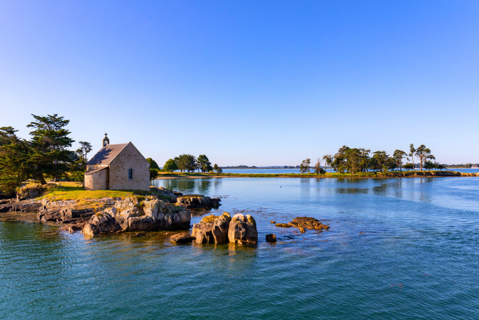 Une mer parsemée d’îles, des pierres sacrées… et 6 000 ans de secrets. © Thierry64, iStock