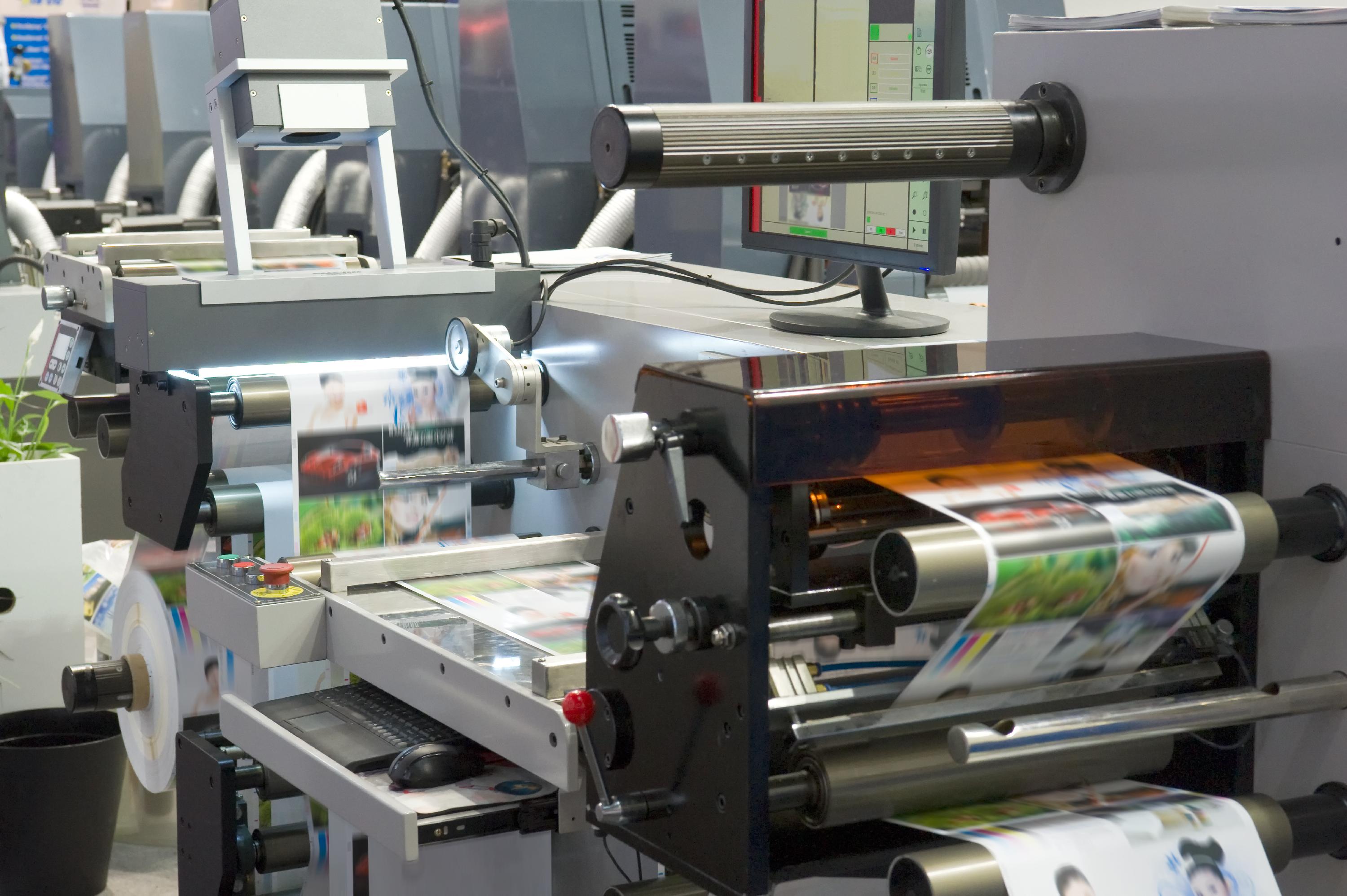 L'imprimeur assure aussi bien la partie commerciale que technique de son métier. Il règle les machines et assure leur maintenance pour garantir leur bon fonctionnement. © Alterfalter, Adobe Stock.