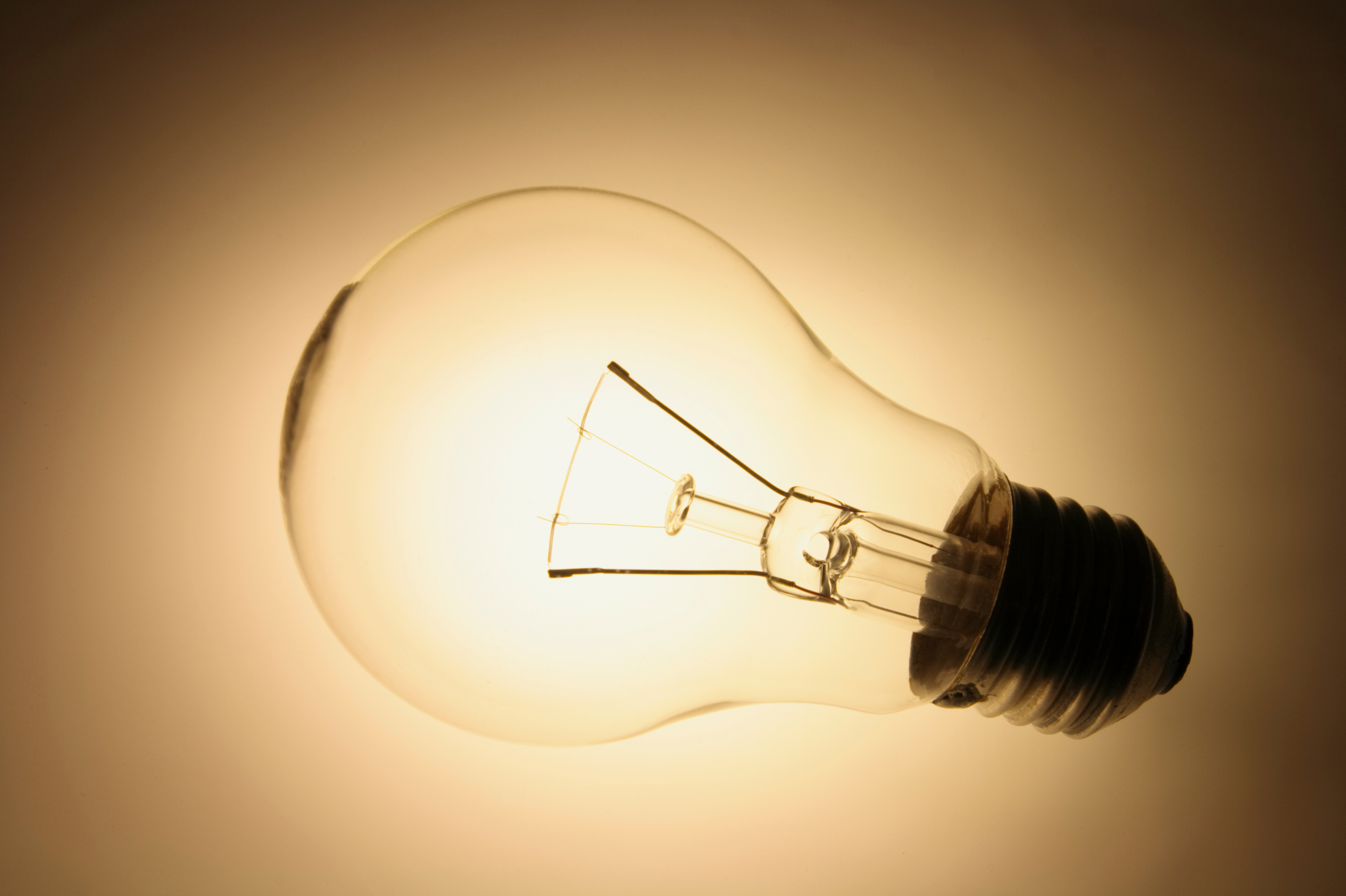 Le filament de cette ampoule, incandescent, émet une lumière jaune. © Silkstock, Adobe Stock