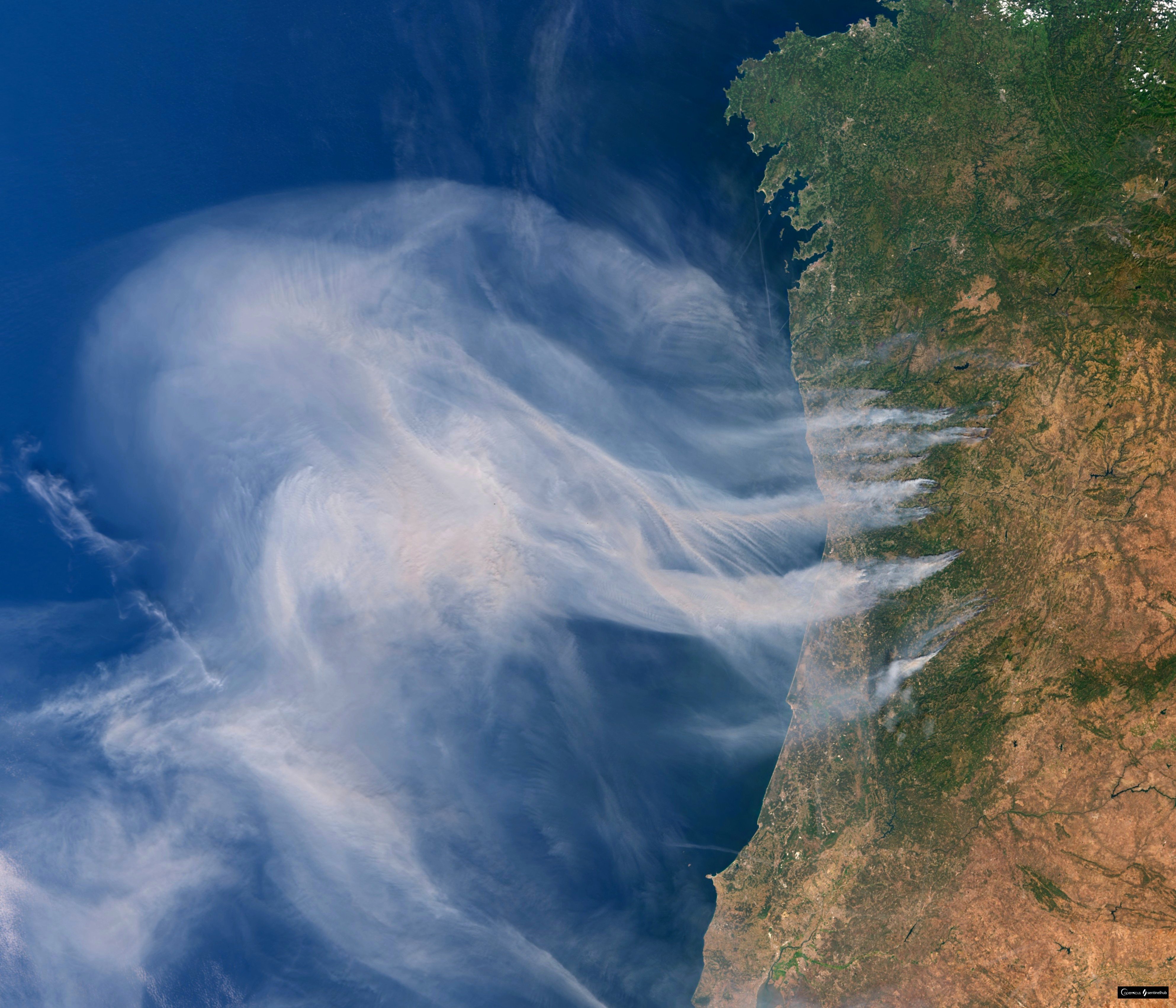 La fumée des incendies du Portugal se dirige aujourd'hui vers l'Atlantique, mais va ensuite être poussée vers l'ouest de la France en fin de semaine. © Copernicus