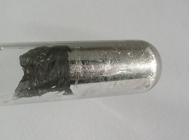L'indium est un métal malléable très rare. Il est notamment utilisé dans les écrans LCD. © Schtone, Wikipedia Commons, DP