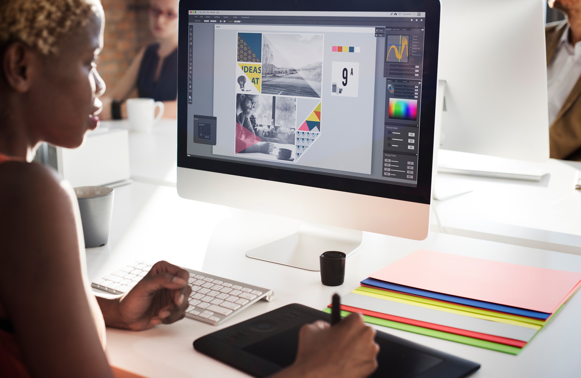 L'infographiste retouche ou conçoit des supports visuels impactants destinés à faire passer un message. Il peut s'agir d'un logo, d'une affiche, d'une animation 3D ou encore d'un site web. Pour cela il utilise divers logiciels informatiques et une tablette graphique. © Rawpixel.com, Adobe Stock.
