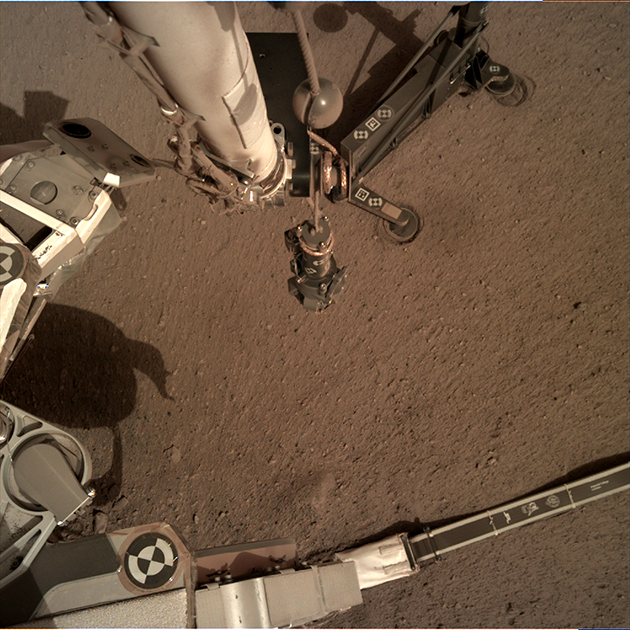 L'instrument HP3, de son petit nom « la taupe », posé sur le sol martien par InSight, a dû interrompre son premier forage, débuté le 28 février et repris le 2 mars, après avoir rencontré un obstacle encore indéterminé. © NASA/JPL-Caltech/DLR