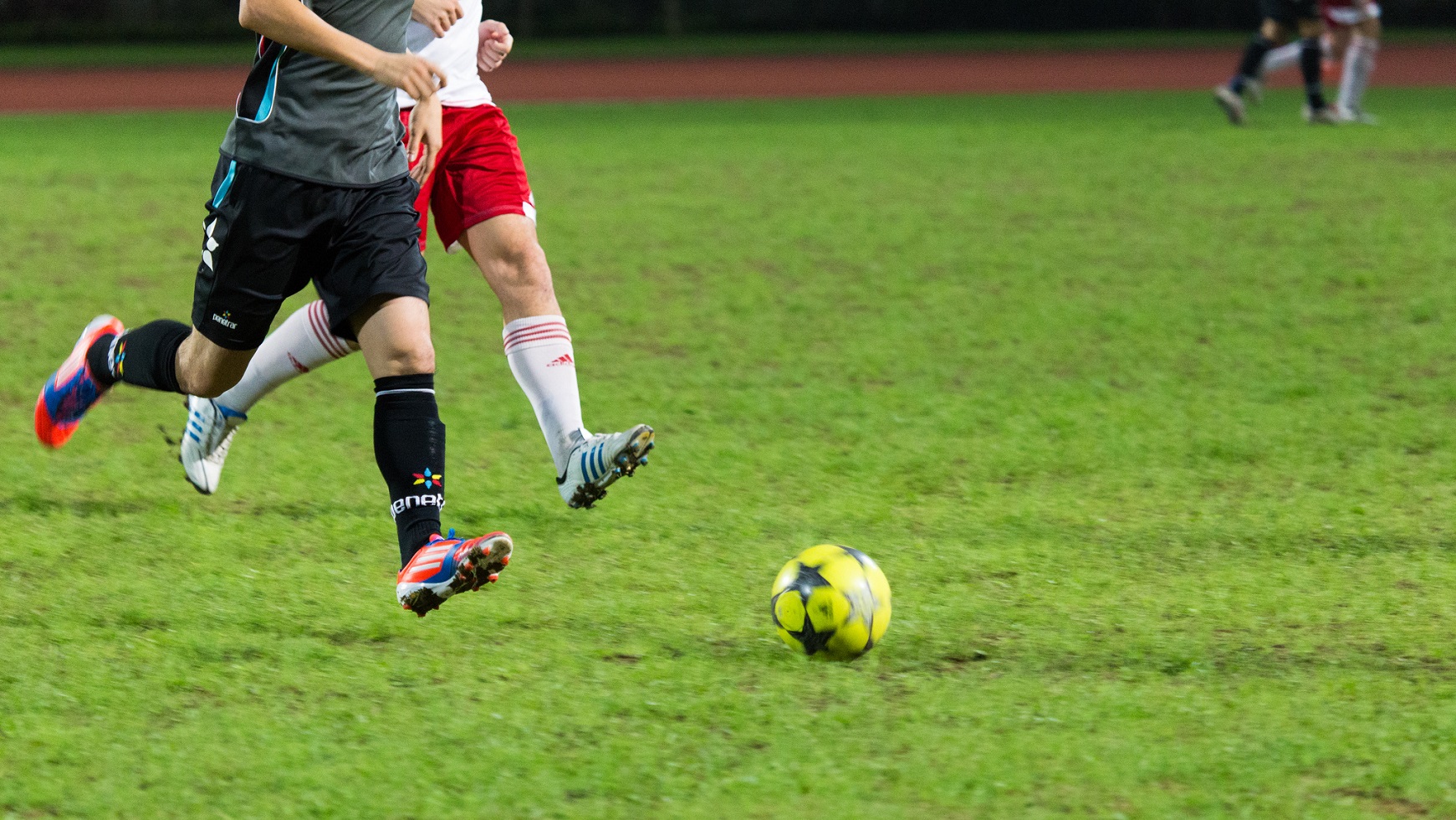 Les adducteurs sont sollicités lors de certains sports comme le football. © See-ming Lee, Flickr, CC by 2.0