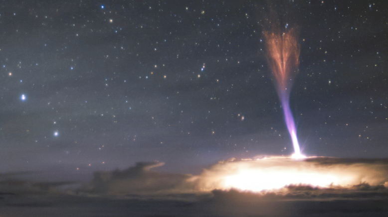 Le jet bleu est une décharge électrique très intense qui se forme au-dessus du cumulonimbus. © International Gemini Observatory, NOIRLab, NSF, AURA