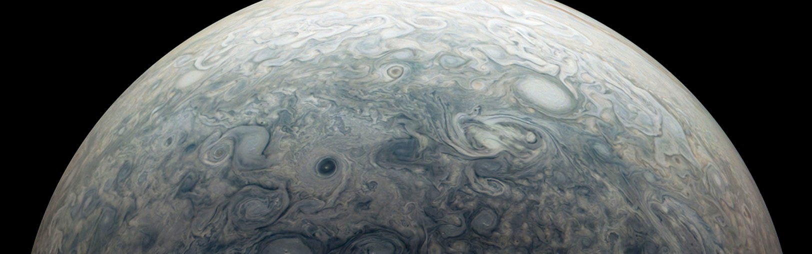 Une image de la mission Juno de la Nasa capture l'hémisphère nord de Jupiter autour de la région connue sous le nom de Jet N7. Les vents forts de la planète créent les nombreuses tempêtes tourbillonnantes visibles près du sommet de son atmosphère.&nbsp;© Nasa/JPL-Caltech/SwRI/MSSS, traitement d'image par Kevin M. Gill