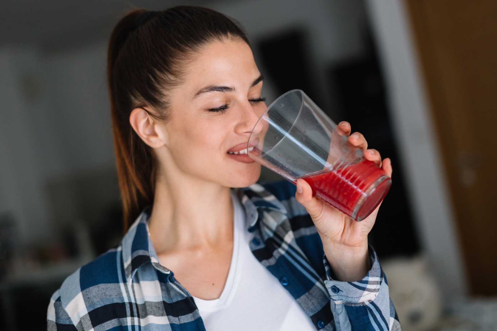On l’avait sous-estimé : ce petit jus rouge fait un bien fou à votre digestion. © Boris Jovanovic, iStock