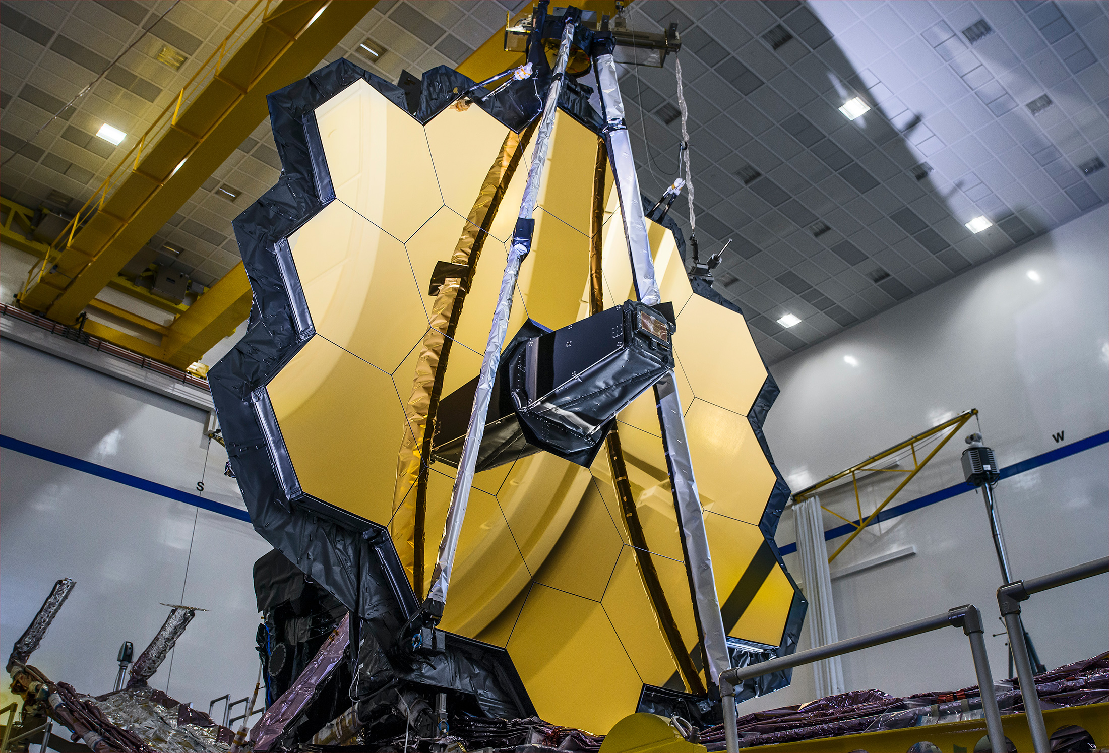 Le miroir primaire de l'observatoire spatial James Webb, lors d'un test de déploiement en gravité zéro simulée. © Nasa, Sophia Roberts