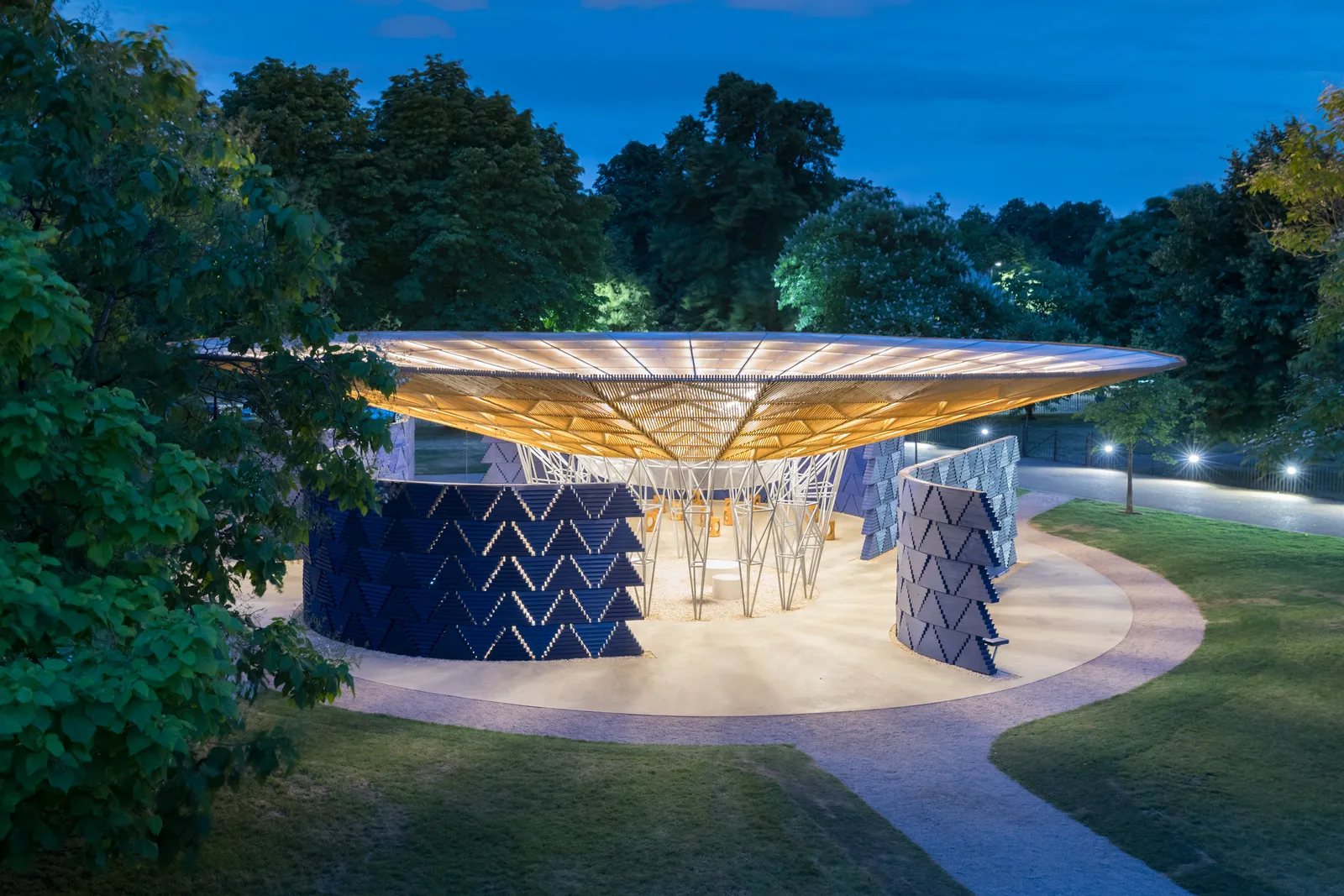 Le Pavillon 2017 de la Serpentine Gallery par l'architecte Francis Kéré, à Londres.&nbsp;© IwanBaan, Kéré Architecture