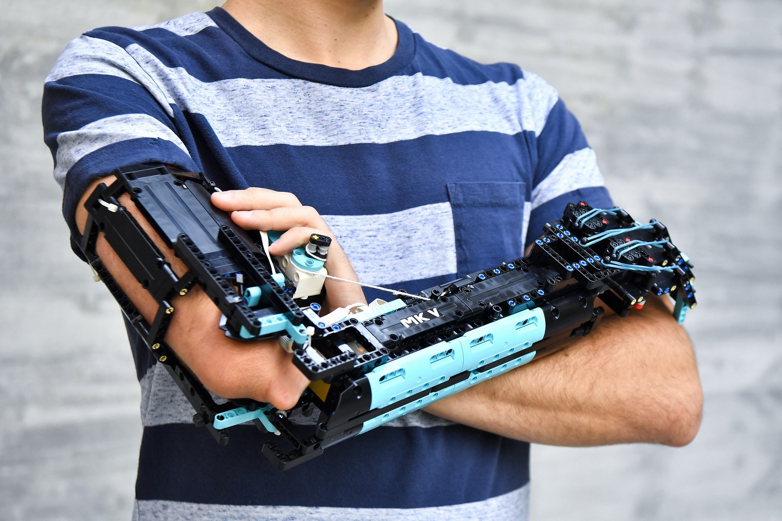 La prothèse de bras en Lego fabriquée par David Aguilar. © Pau Barrena/AFP