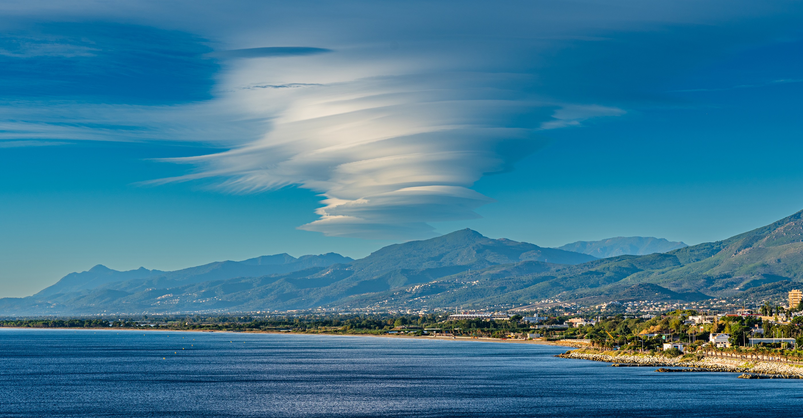 Les nuages lenticulaires peuvent prendre la forme de soucoupes volantes ou d'assiettes, parfois empilées les unes sur les autres. Ici, un nuage lenticulaire spectaculaire photographié à Bastia en septembre 2022. © majonit, Adobe Stock