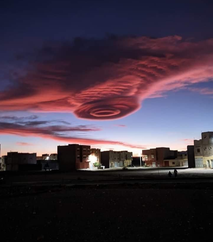 Le nuage lenticulaire pris en photo vendredi au Maroc s'est formé dans des conditions anormalement chaudes, et avec un fort vent d'altitude. © Youness Elhamdaouy