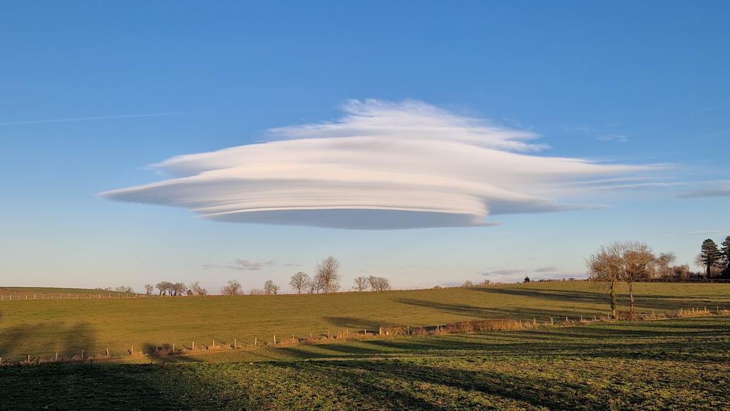 Cet impressionnant nuage lenticulaire a été pris en photo dans les environs de Rodez au cours de l'après-midi de mercredi. Il a été visible sur des dizaines de kilomètres. © Jérôme Valière, X (ex-Twitter)