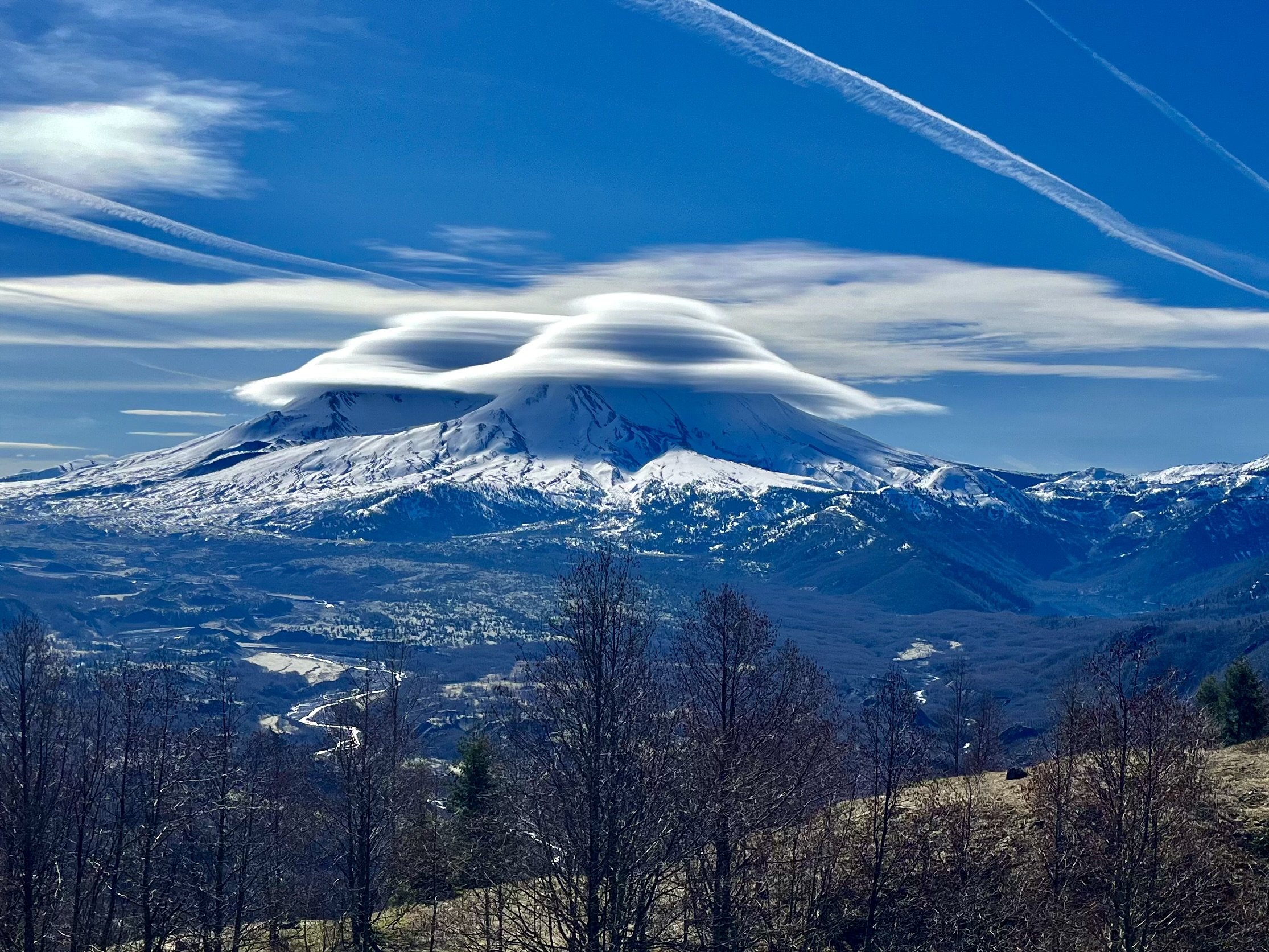 Le Mont Saint Helens fait partie des meilleurs endroits du monde pour apercevoir des nuages lenticulaires, mais tous ne sont pas aussi spectaculaires que les deux nuages aperçus début avril. © Becky Hendrick