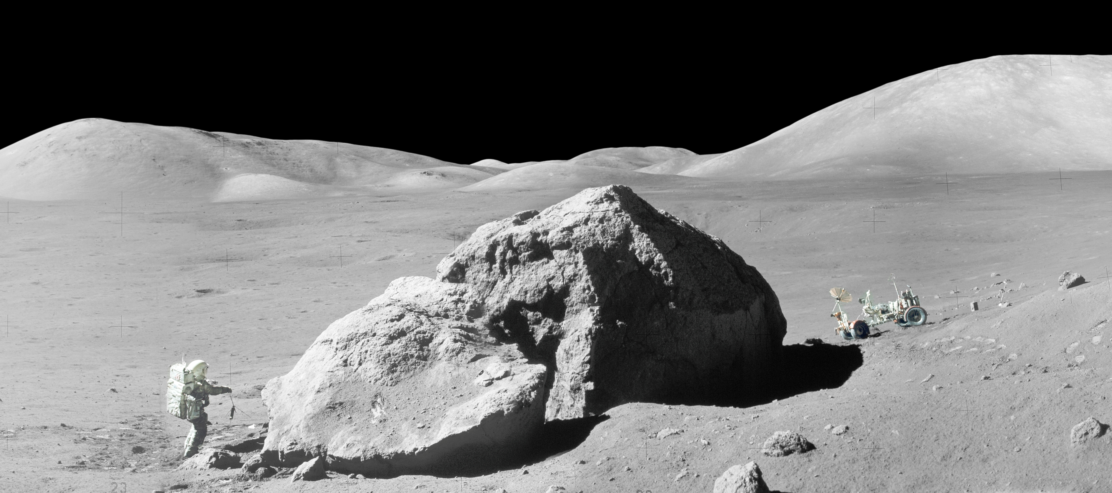 Une célèbre vue du géologue Harrison Schmitt proche du rocher de Tracy lors de la mission Apollo 17. © Nasa