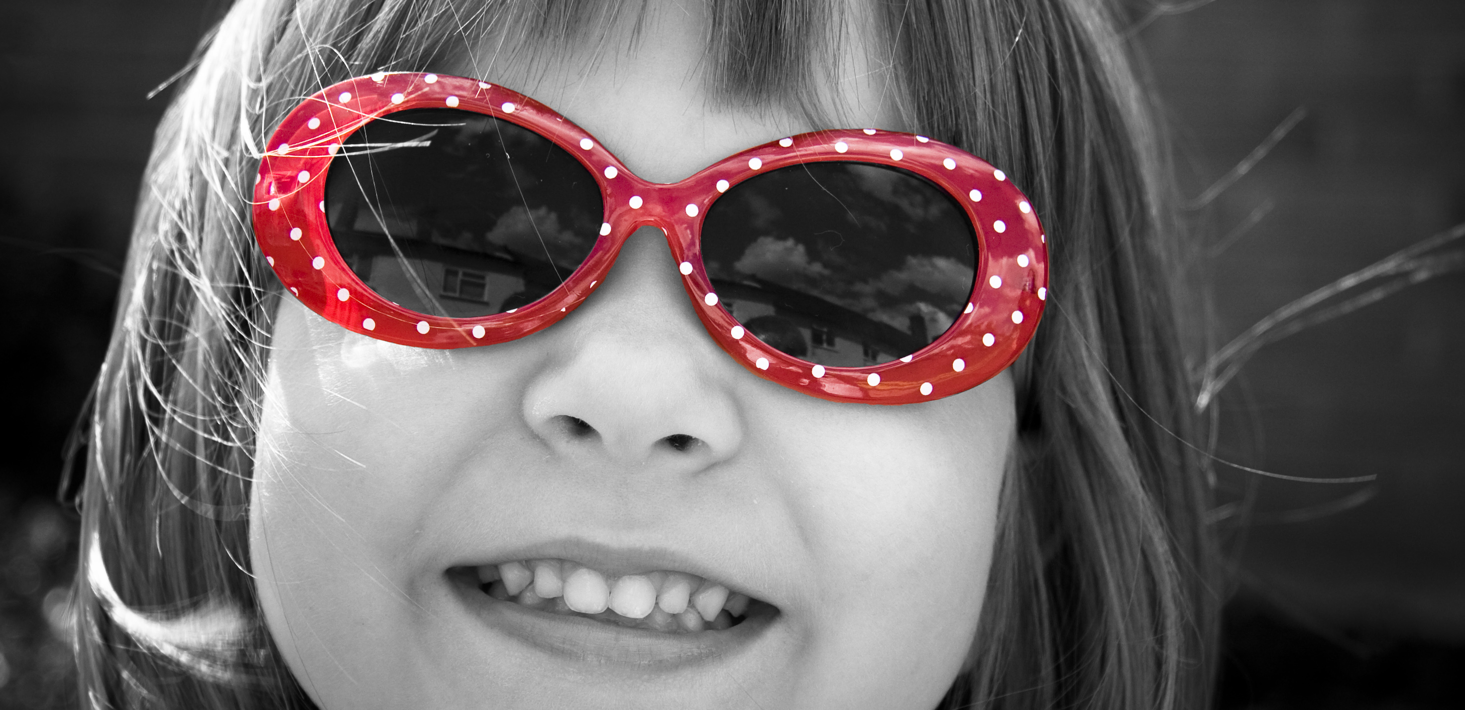 Porter des lunettes serait mieux accepté par les enfants qu'arborer un pansement&nbsp;oculaire, alors que le résultat est le mêm avec des verres occultants. © Stuart Richards, Flickr, CC by-nd 2.0