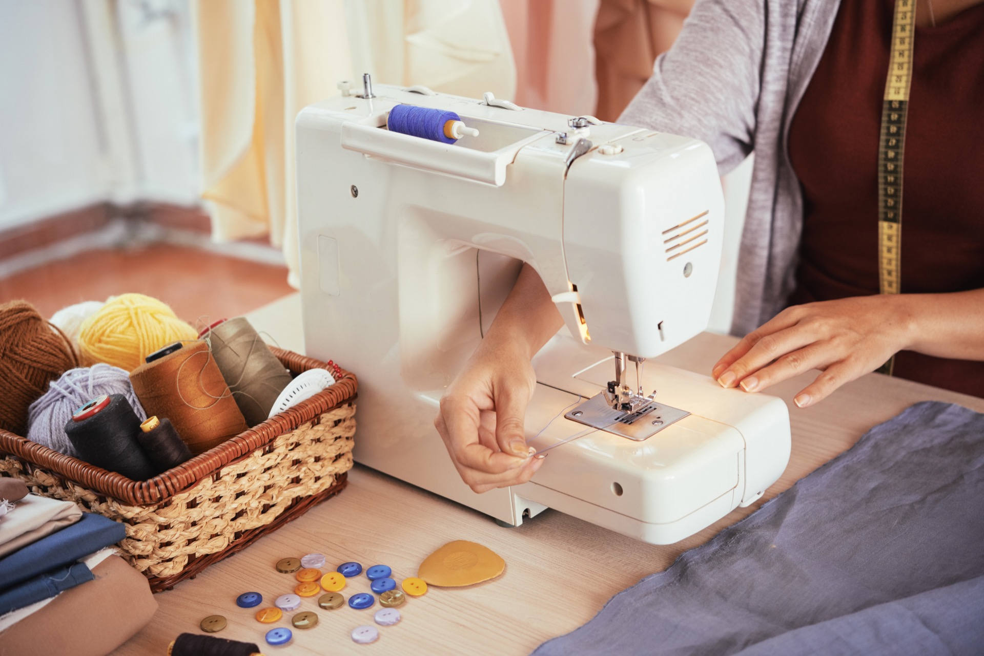 La machine à coudre a transformé la couture, qui est devenue plus pratique et moins chère. © DragonImages, Adobe Stock
