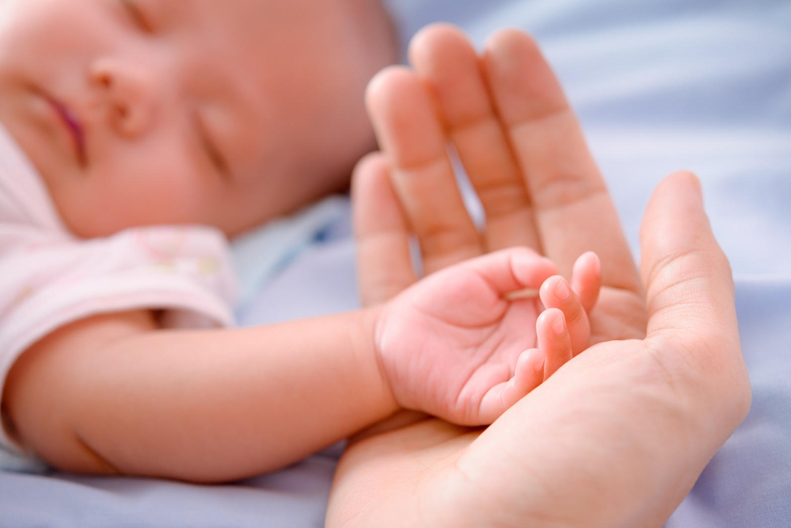 La mortalité à la naissance et dans le premier mois de vie a baissé, même dans les pays où elle était déjà faible. © Bohbeh, Shutterstock