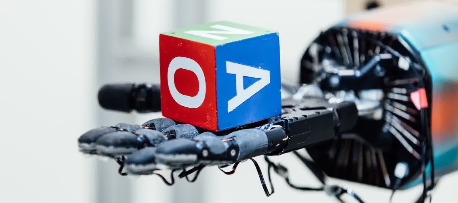 La main robotisée conçue par l'organisation à but non lucratif OpenAI est capable d'apprendre toute seule à&nbsp;manipuler un objet grâce à une intelligence artificielle qui réalise des simulations à partir de légères modifications de couleurs, de poids ou de taille, sur l'objet en question. © OpenAI