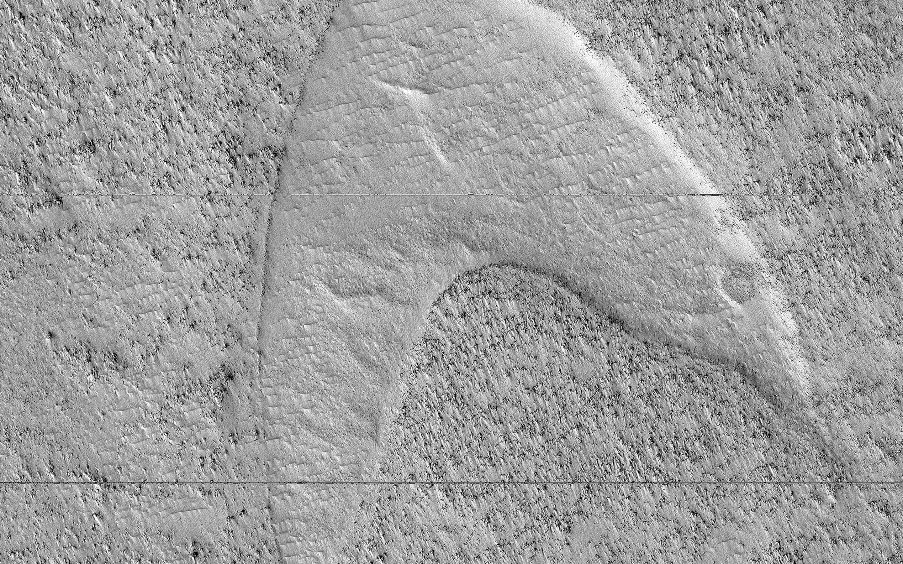 L’empreinte d’une ancienne dune de sable figée dans une plaine de lave sur Mars vue par la sonde Mars Reconnaissance Orbiter (MRO). © Nasa/JPL-Caltech/University of Arizona