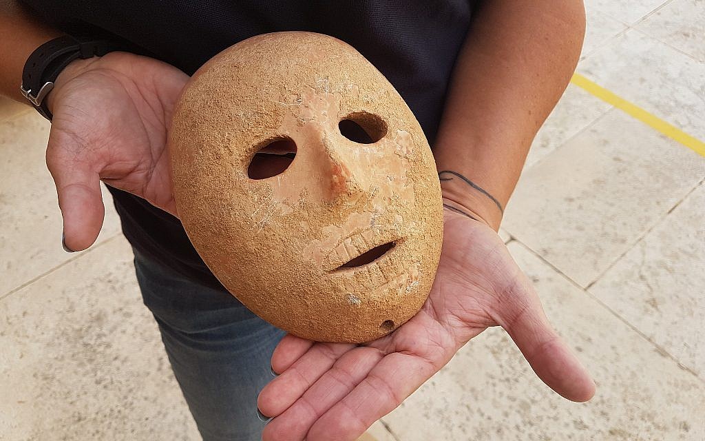 Un masque rare et ancien, datant du Néolithique, a été découvert en Cisjordanie en début d'année. © Antiquities Theft Prevention Unit, Israel Antiquities Authority