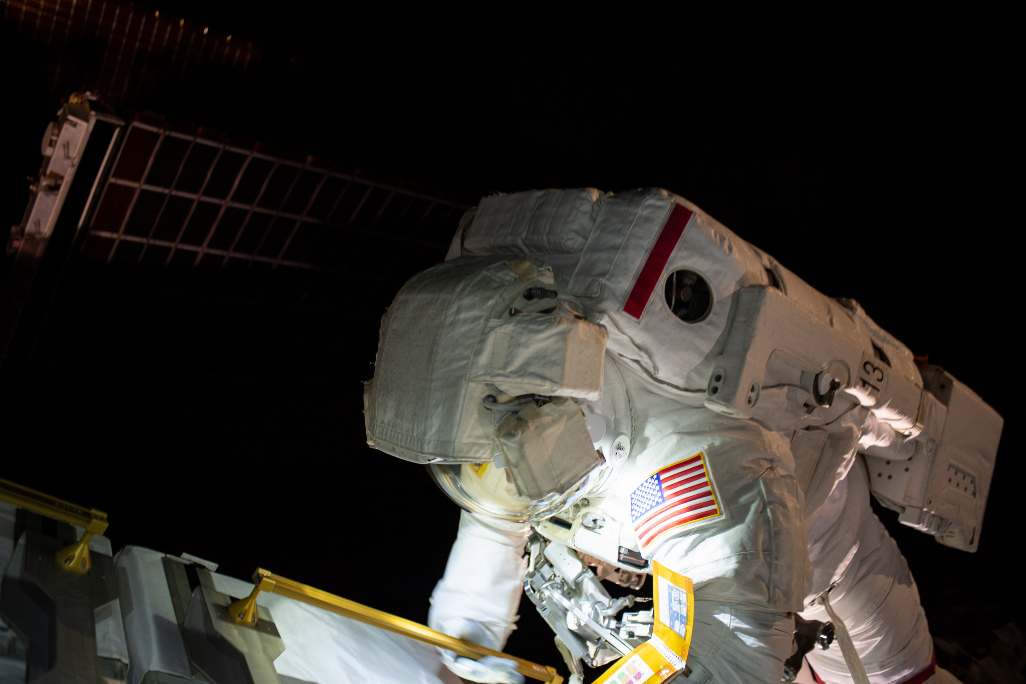 L'astronaute de la Nasa Anne McClain (photo) a passé six heures et 36 minutes dans l'espace le 22 mars 2019, lors de la première sortie extravéhiculaire de sa carrière, aux côtés de son compatriote Nick Hague, pour installer des batteries plus performantes sur les panneaux solaires de l'ISS. © Nasa