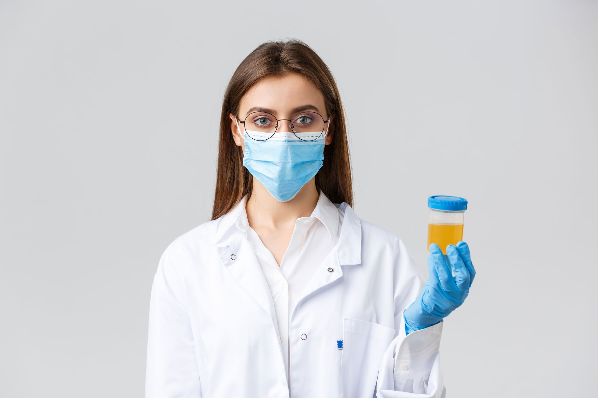 Une jeune médecin présente un échantillon d'urine ©benzoix, Envato elements