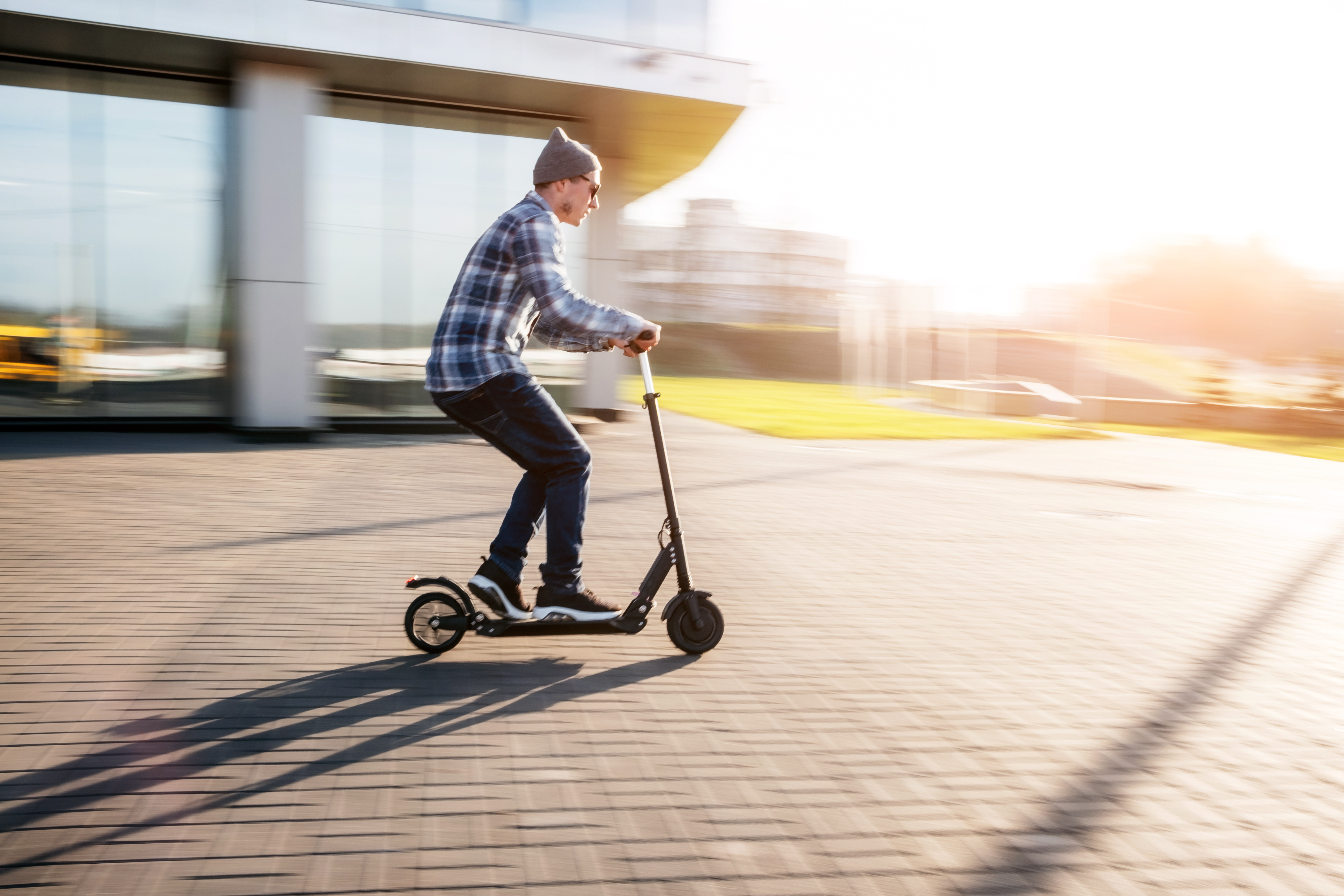 Les trottinettes électriques sont de plus en plus prisées par les citadins © bortnikau, Adobe Stock