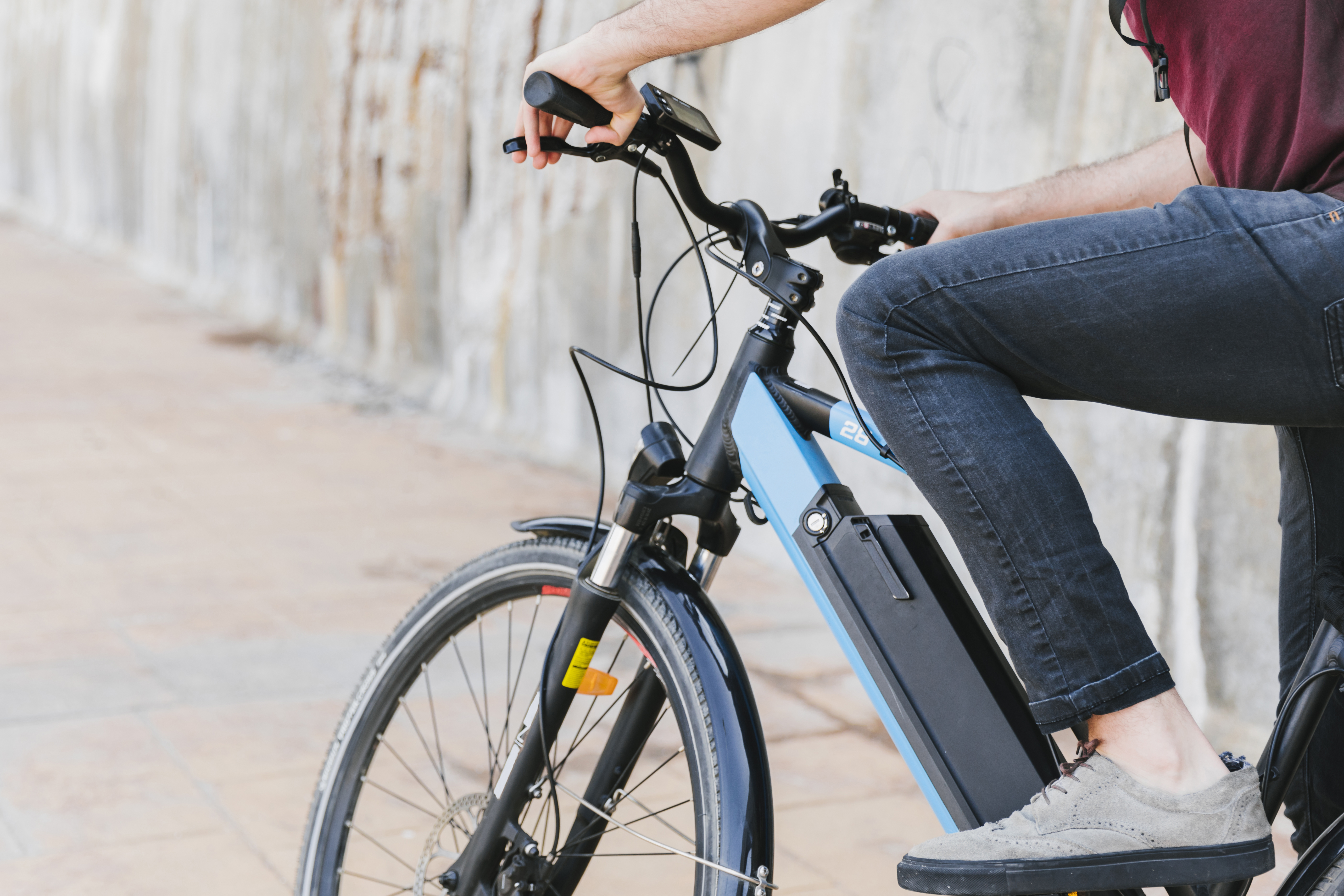 Le VTC électrique est parfaitement adapté aux balades en pleine nature et aux randonnées © Freepik, Adobe Stock