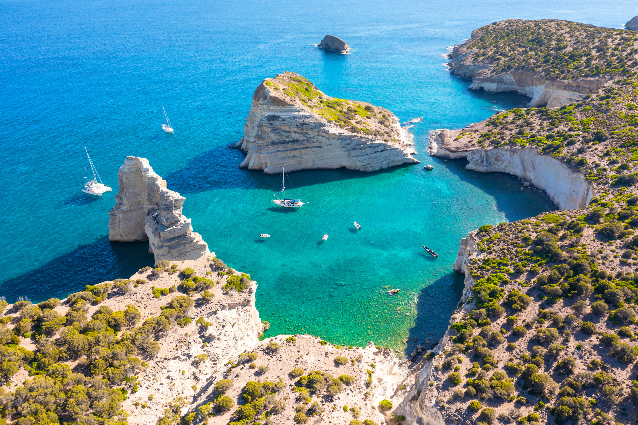 La mer Égée abrite de nombreuses îles, dont les célèbres îles grecques : Santorin, Mykonos et Rhodes ou encore Milos (en photo). © Aleh Varanishcha, Adobe Stock