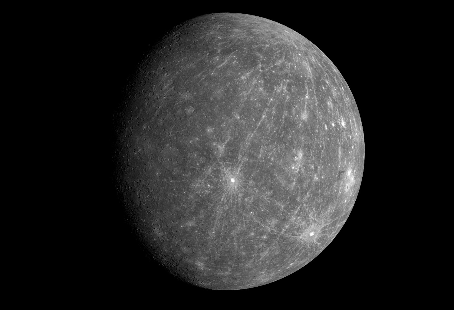 Mercure est la planète la plus proche du Soleil. La surface de Mercure comporte de nombreux cratères. © Nasa