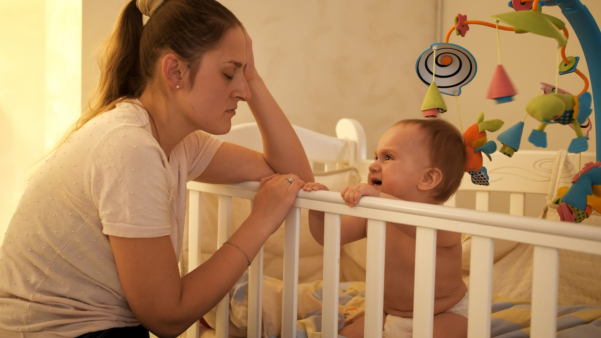 Les mères se lèvent davantage pour s’occuper d’un bébé qui pleure, alors qu’elles ne sont pas plus sensibles à ses cris. © Kyrylo Ryzhov, Adobe Stock