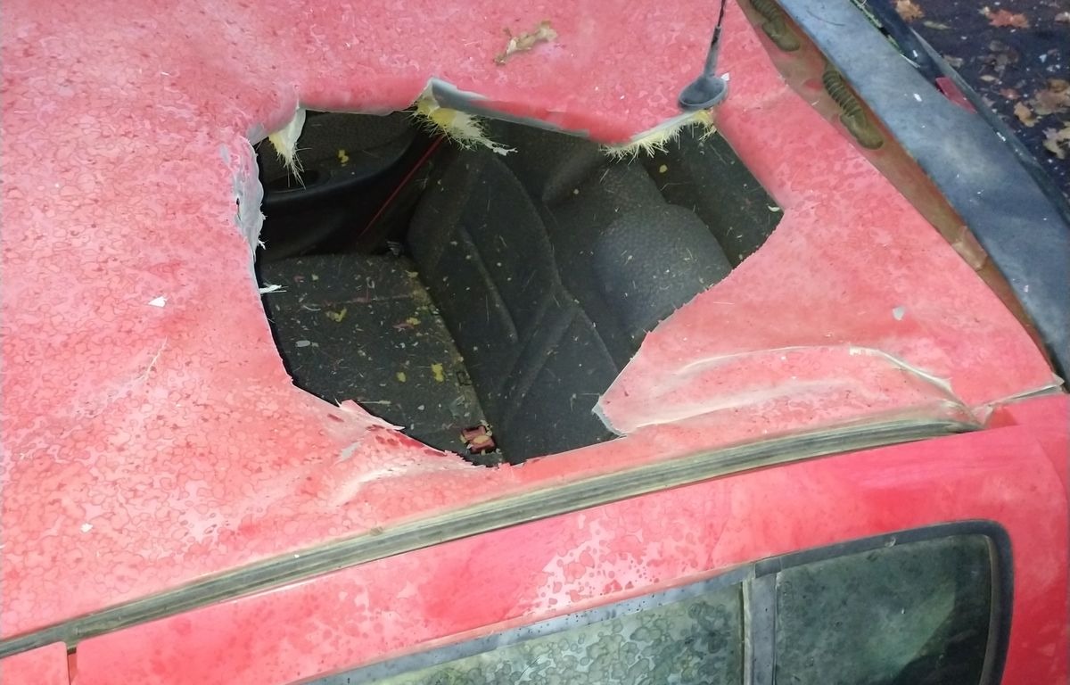 Après avoir traversé le toit de la voiture, pulvérisé la vitre côté passager, l'objet a transpercé le bas de caisse et s'est logé dans le réservoir du véhicule. © Direction départementale de la sécurité publique 67 (DDSP67) 