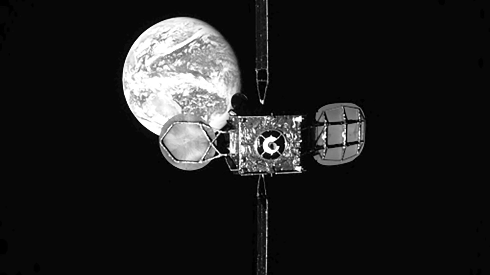 Le satellite de télécommunications Intelsat 901, vu depuis le remorqueur spatial MEV-1, avant qu'il s'y amarre. © Northrop Grumman