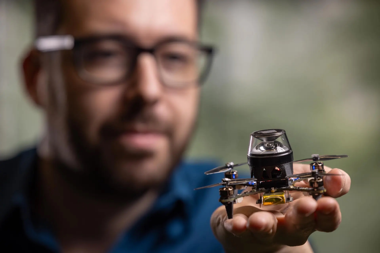 Ce micro drone peut naviguer de façon autonome pour revenir à son point de départ. © TU Delft
