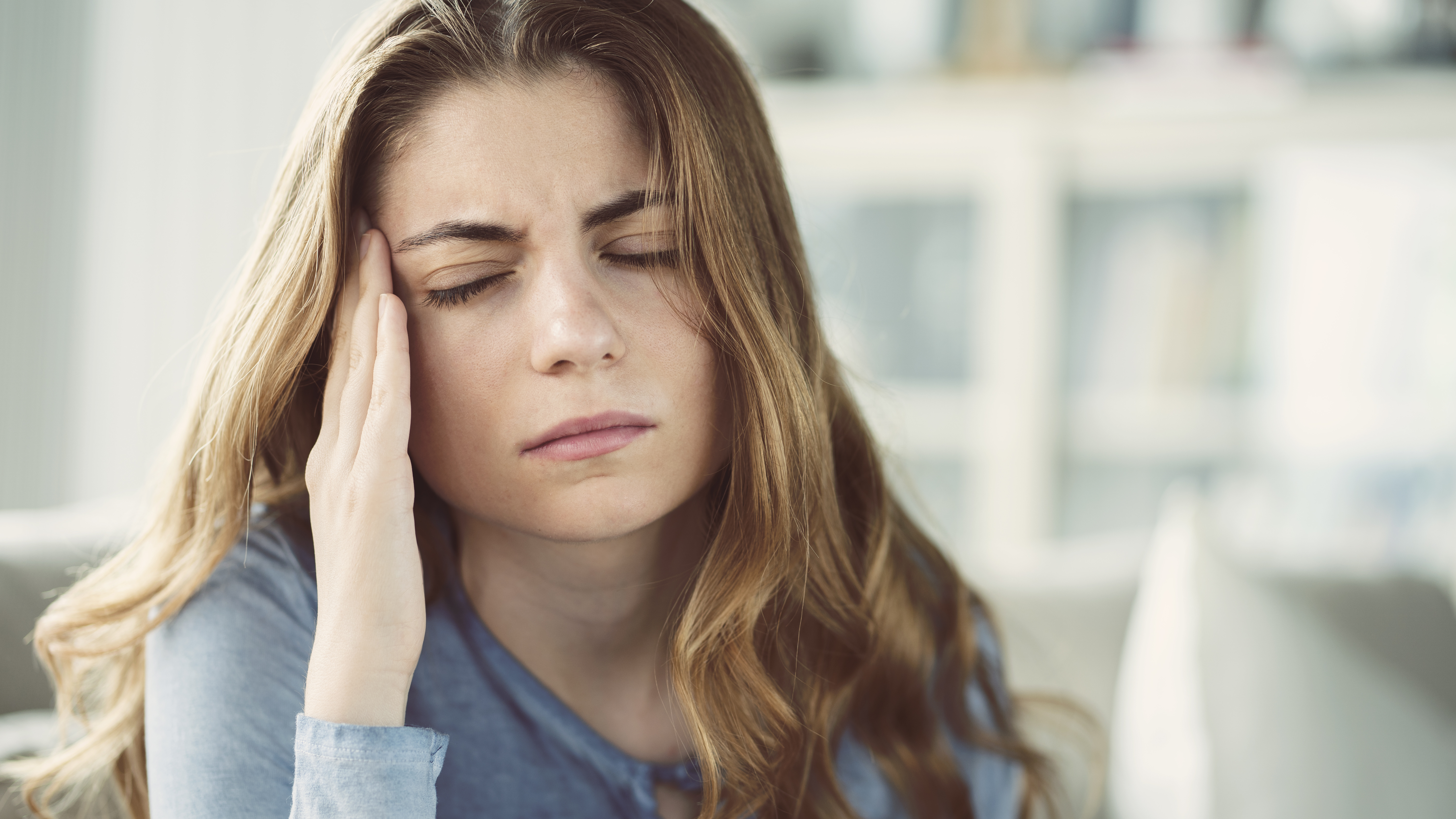 La migraine chronique est favorisée par un faible niveau de revenus, la dépression ou la prise excessive de médicaments. © sebra, Adobe Stock