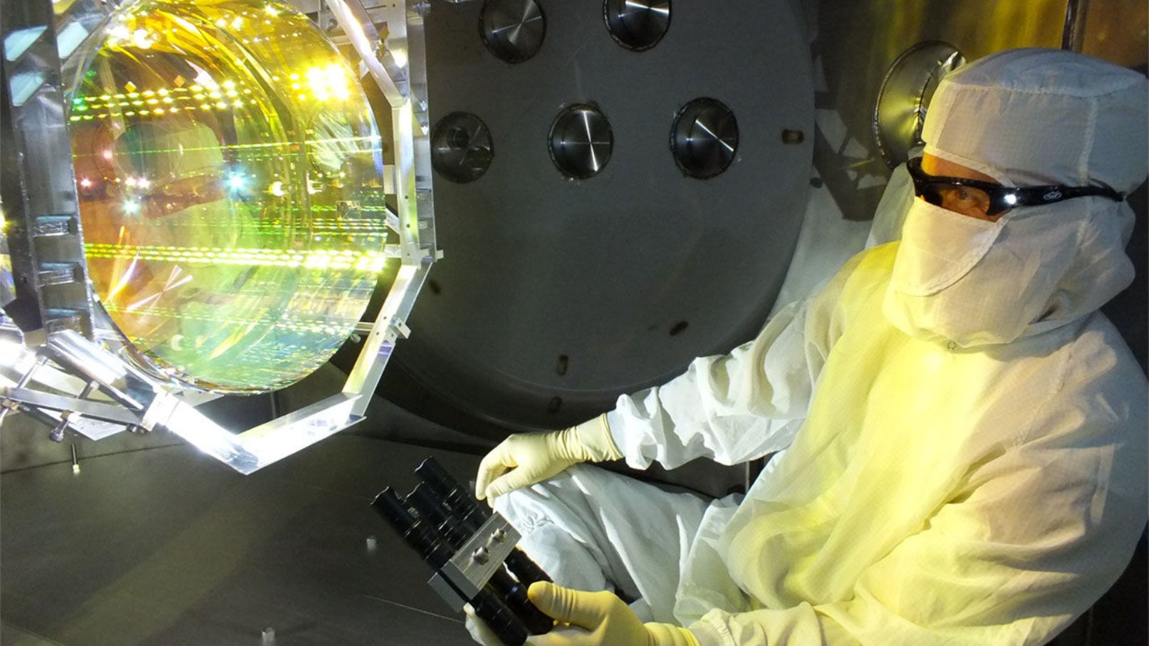 Les physiciens du MIT ont observé que les miroirs de 40 kilogrammes de Ligo peuvent se déplacer en réponse à de minuscules effets quantiques. Sur cette photo, un technicien en optique Ligo inspecte l'un des miroirs de Ligo. © Matt Heintze, Caltech,  MIT, Ligo Lab