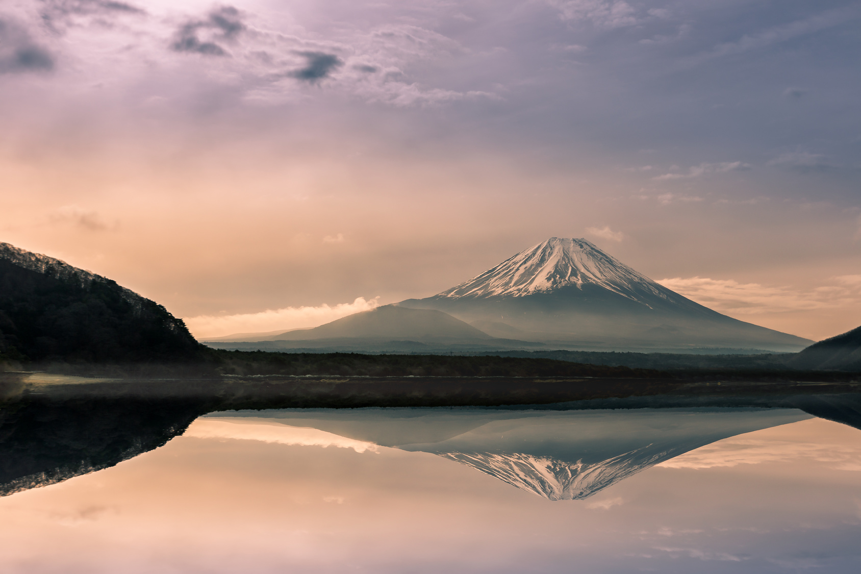 Le mont Fuji au lever du Soleil. Le stratovolcan est un des nombreux volcans de la ceinture de feu du Pacifique. © basiczto, fotolia