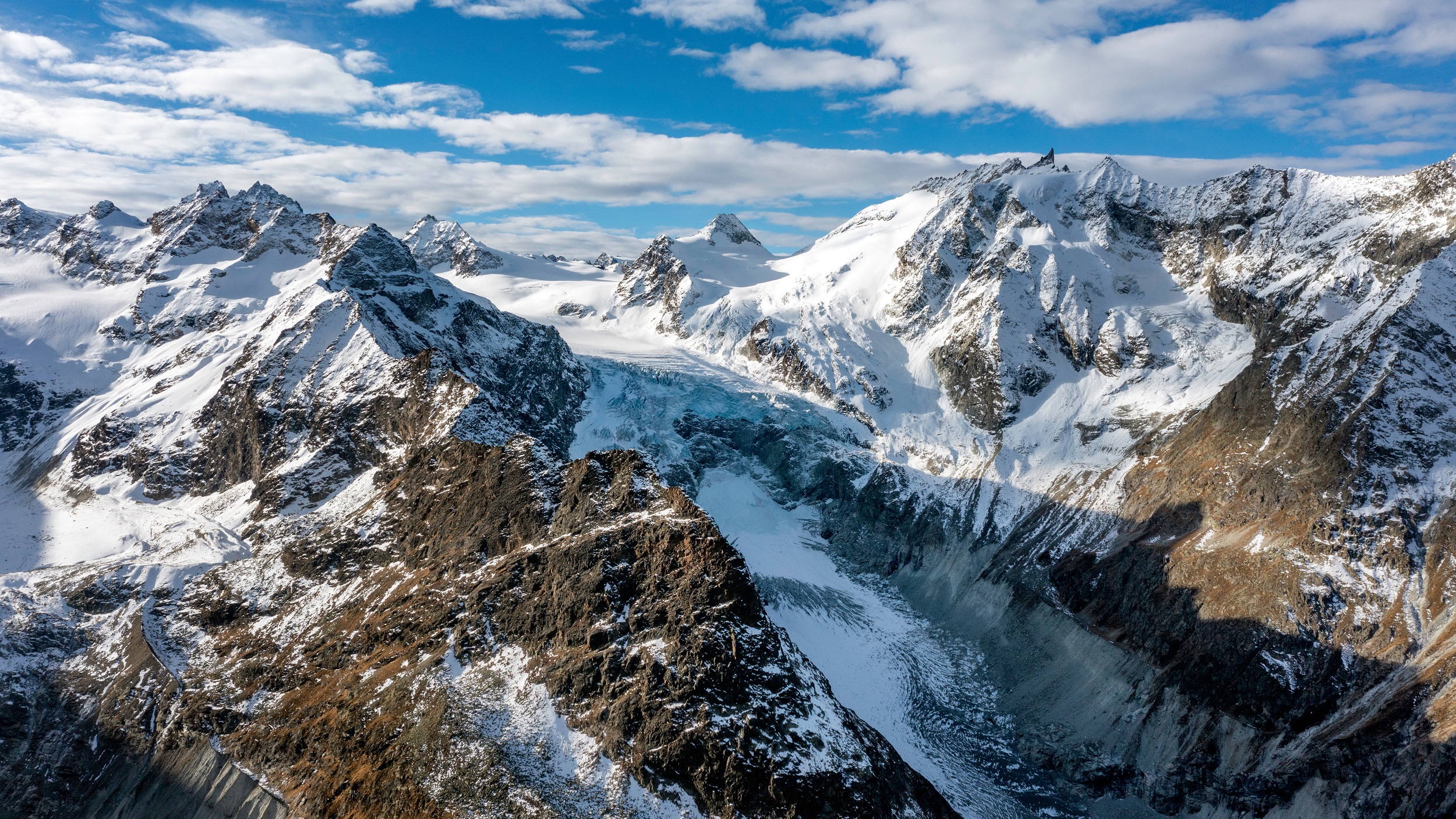 Les fortes chaleurs en montagne fragilisent les glaciers et augmentent le risque d'effondrements plusieurs mois après. © Bergimus communicati, Adobe Stock