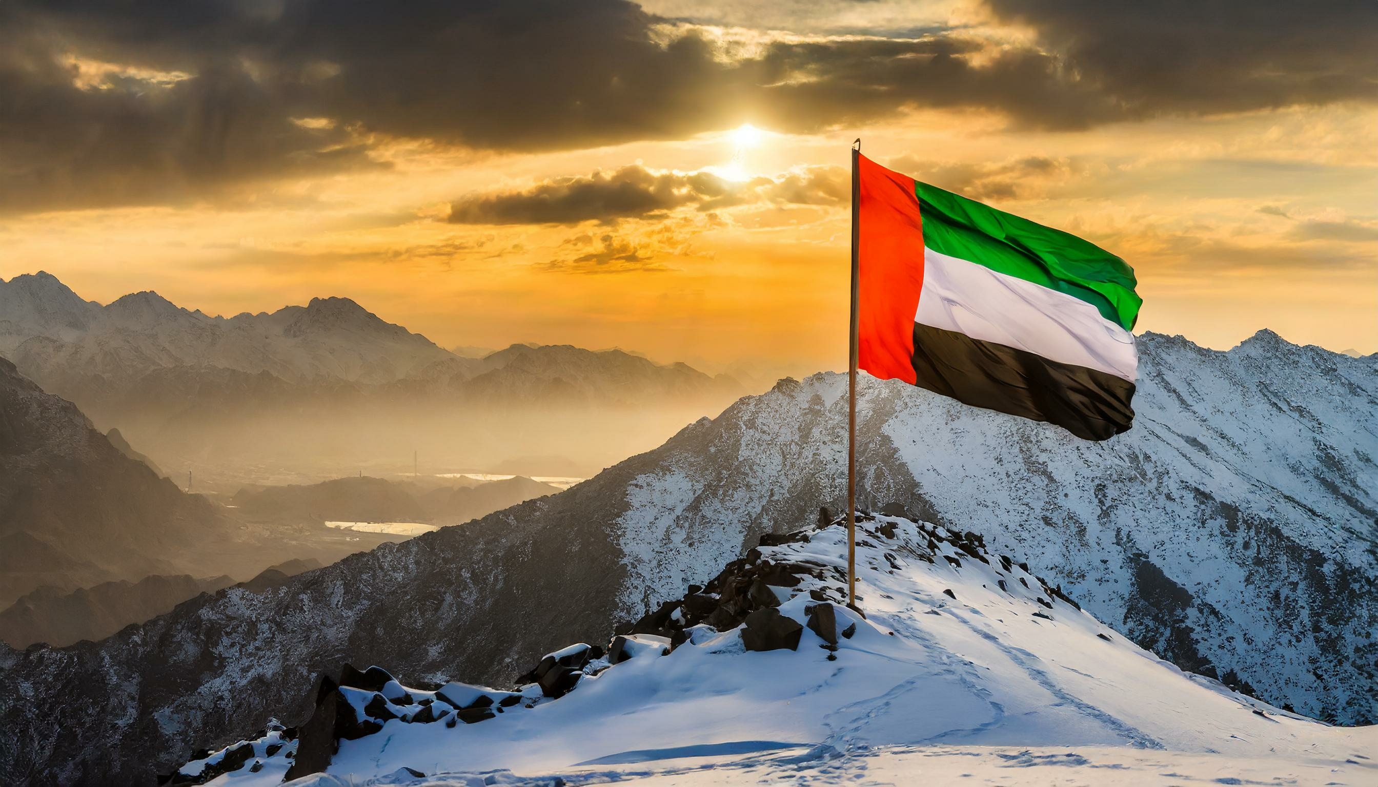 Le drapeau des Émirats arabes unis sur une montagne enneigée. © Daniel, Adobe Stock