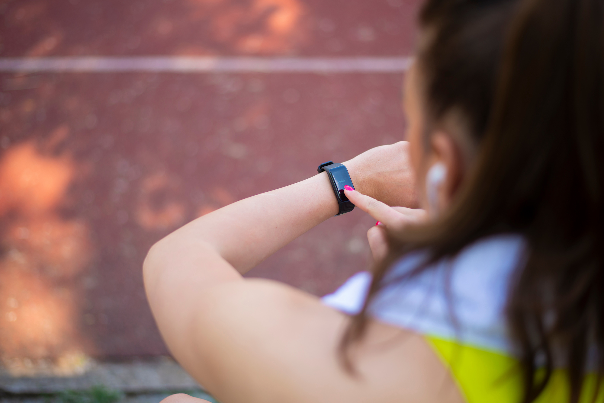 Les capteurs du bracelet Fitbit Inspire peuvent aider les médecins à identifier les épisodes maniaques et dépressifs dans le trouble bipolaire. © Dexon Dee, Adobe Stock