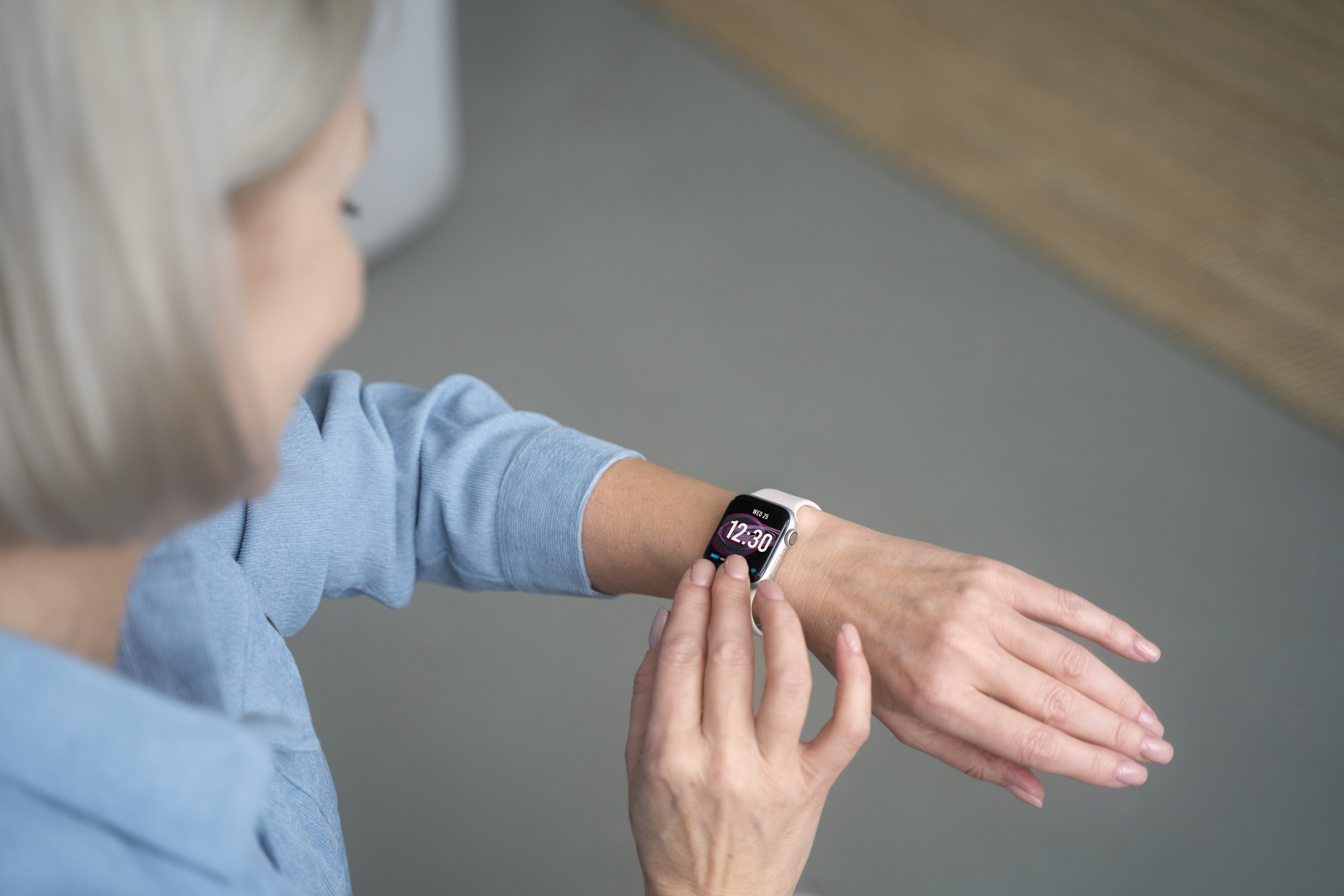 De plus en plus de familles font le choix d’offrir une montre connectée à leurs seniors © Freepik