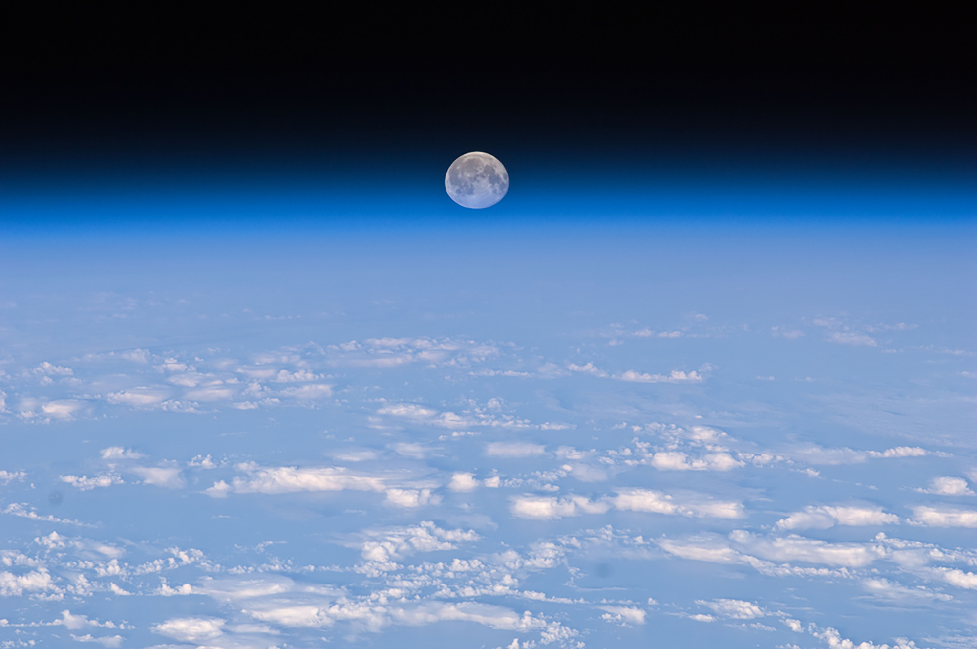 La Lune, au-dessus de l'atmosphère terrestre, vue depuis la Station spatiale internationale. © Nasa