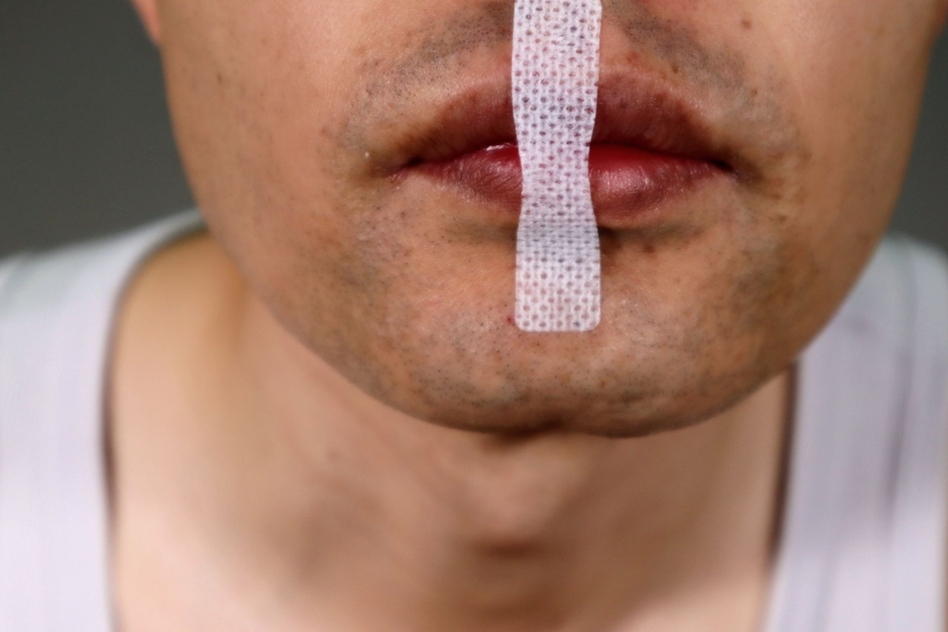 La pratique du mouth taping aide-t-il à mieux dormir ? © masamasa3, Shutterstock.com