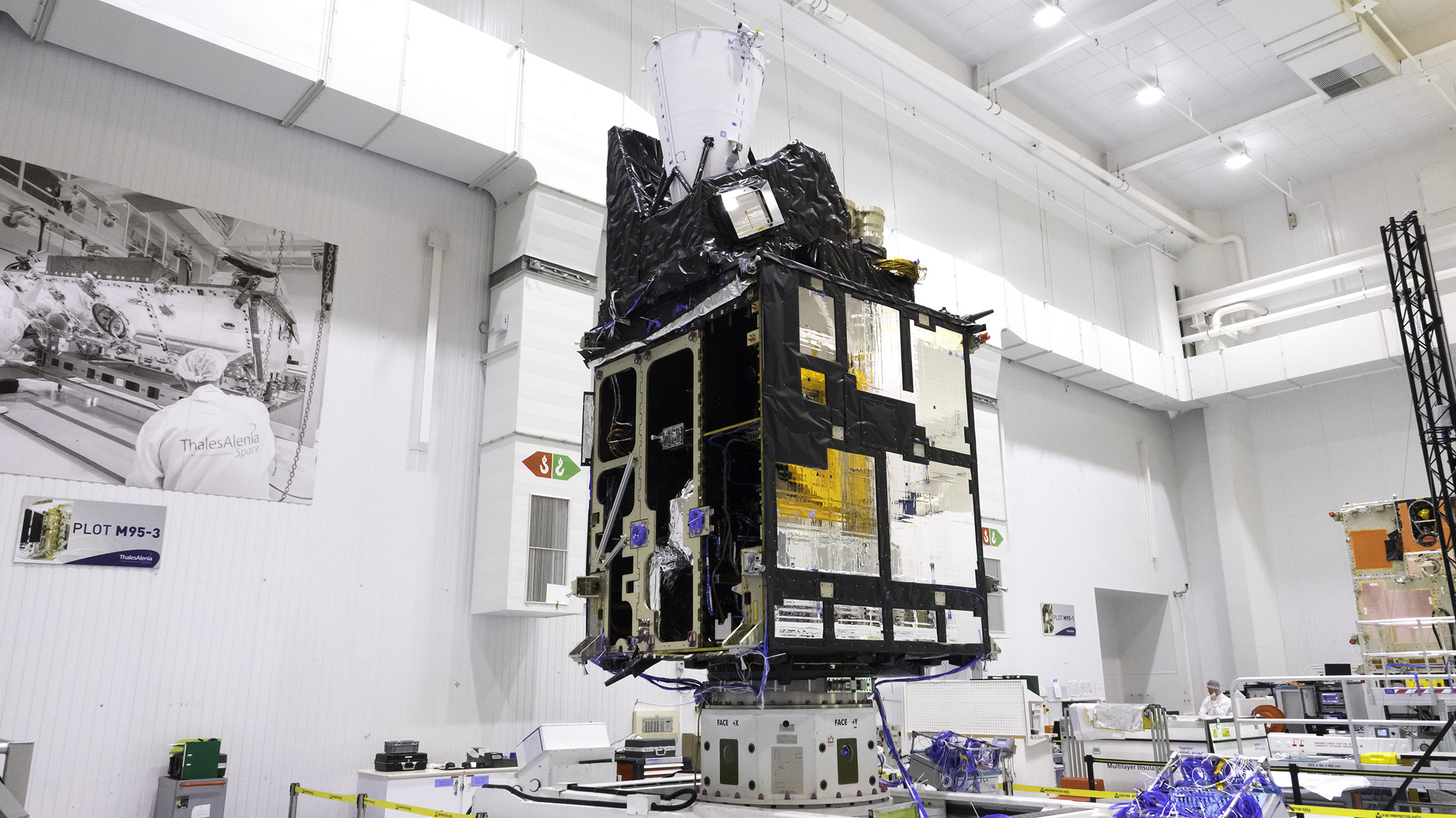 Le modèle structurel du satellite imageur (MTG-I) de Météosat de troisième génération. Il est ici vu en cours d'intégration dans l'usine cannoise de Thales Alenia Space (juin 2019). © Rémy Decourt