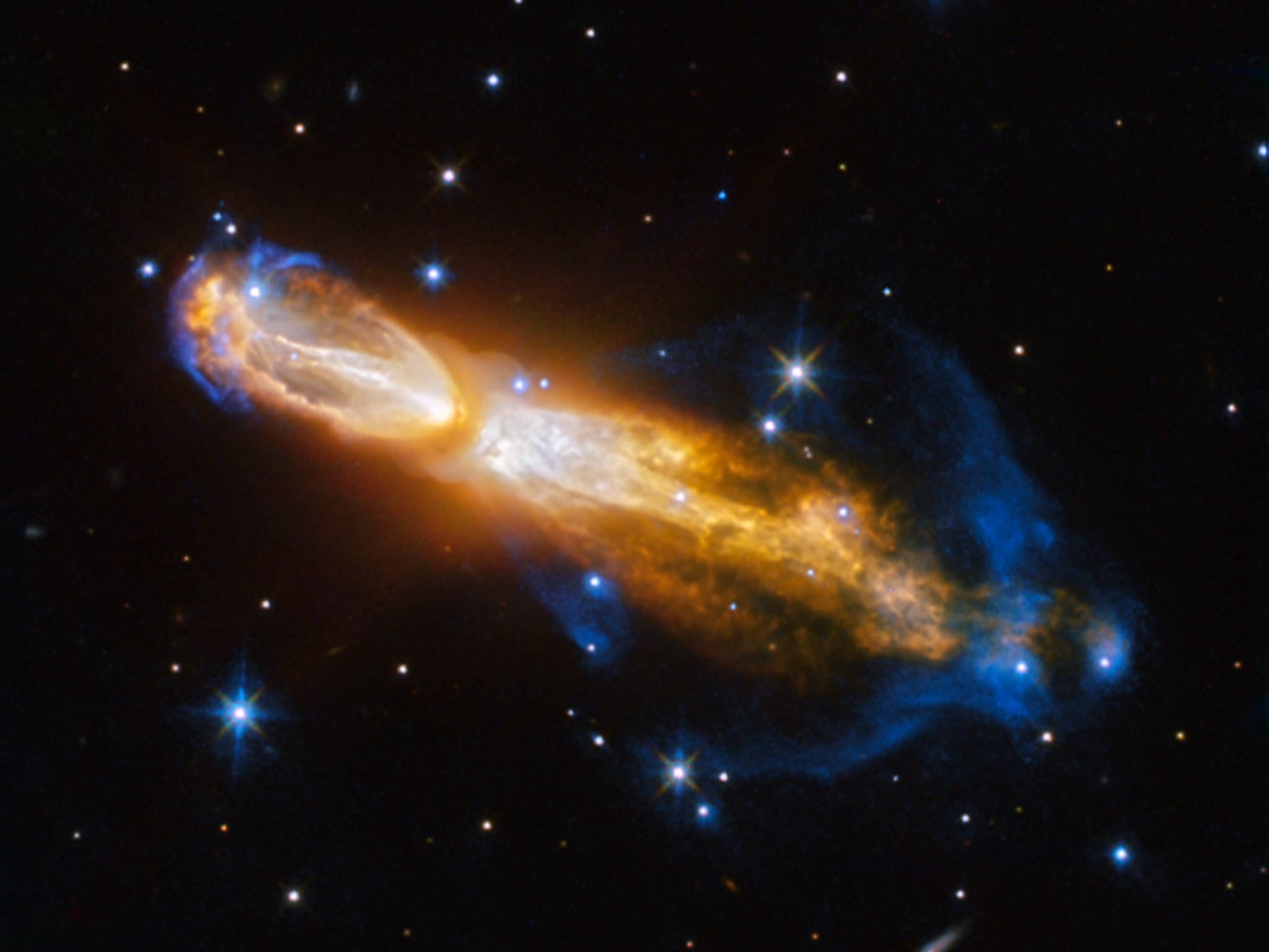 La nébuleuse de la Calabash, photographiée ici, dont le nom technique est OH 231,8+04,2, est un exemple spectaculaire de la mort d’une étoile de faible masse comme le Soleil. Cette image prise par le télescope spatial Hubble de la Nasa/ESA montre l’étoile en train de subir une transformation rapide d’une géante rouge en une nébuleuse planétaire, au cours de laquelle elle expulse ses couches externes de gaz et de poussière dans l’espace environnant. Il s'agit donc d'une protonébuleuse planétaire.La nébuleuse est également connue sous le nom de nébuleuse de l'œuf pourri, car elle contient beaucoup de soufre, un élément qui, lorsqu'il est combiné à d'autres éléments, sent l'œuf pourri. Heureusement, il se trouve à plus de 5 000 années-lumière de la Terre, dans la constellation de la Poupe. © ESA/Hubble et NASA. Remerciements : Judy Schmidt