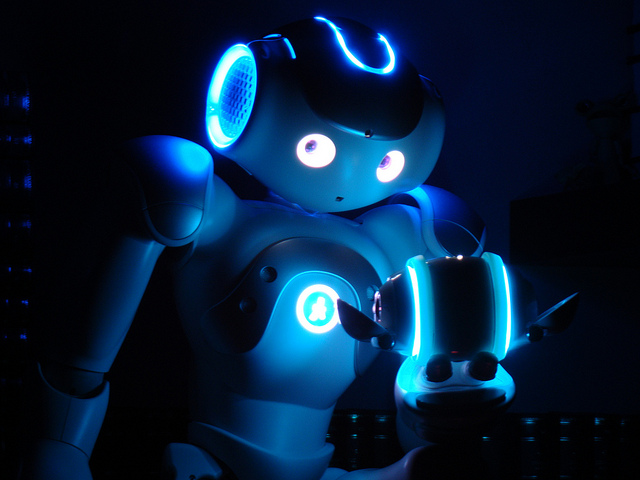 Le robot Nao pourrait transmettre ses connaissances à un nouvel équipage de la Station spatiale, en restant seul membre permanent. © Horia Pernea, Flickr, CC by 2.0