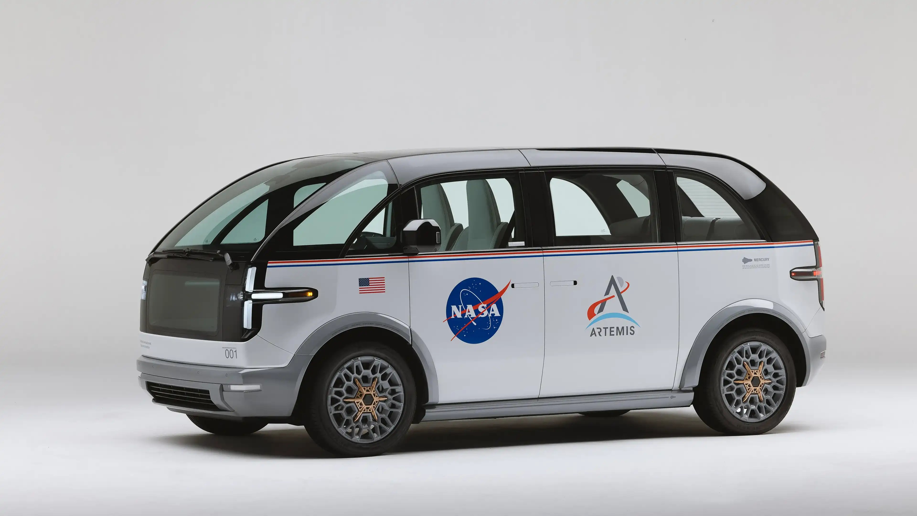 C’est à bord de véhicules électriques conçus par Canoo Technologies Inc. que les astronautes du programme Artemis se rendront sur le pas de tir de Cap Canaveral. © Nasa, Canoo